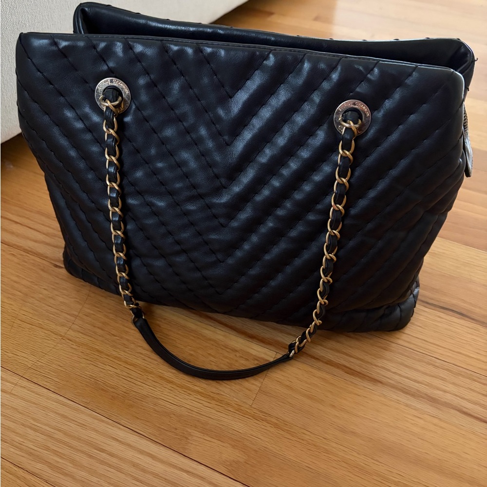 CHANEL Black Chevron Surpique Quilted Calfskin Shoulder Bag